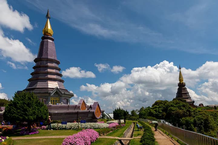 พระมหาธาตุคู่บนดอยอินทนนท์ จังหวัดเชียงใหม่