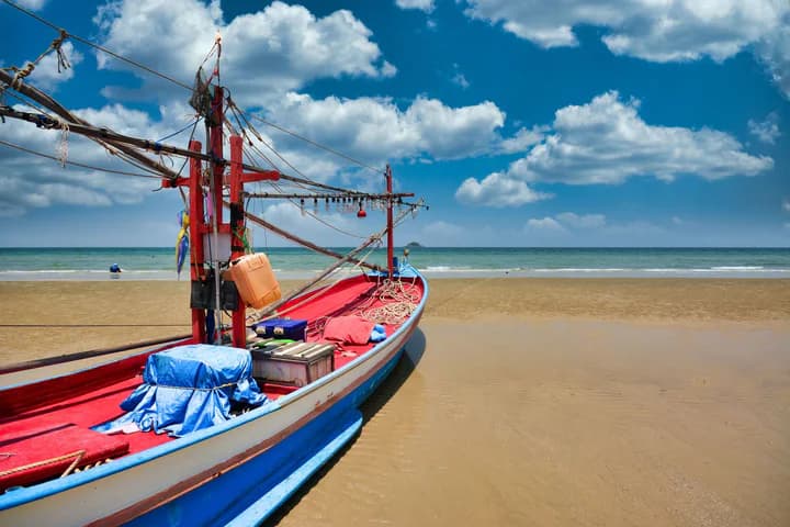 เรือประมงบนชายหาดหัวหิน จังหวัดประจวบคีรีขันธ์