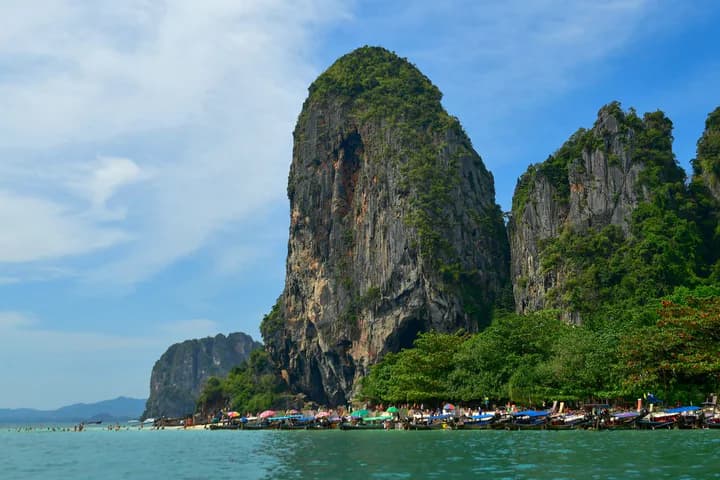 ชายหาดและภูเขาหินปูนในจังหวัดกระบี่
