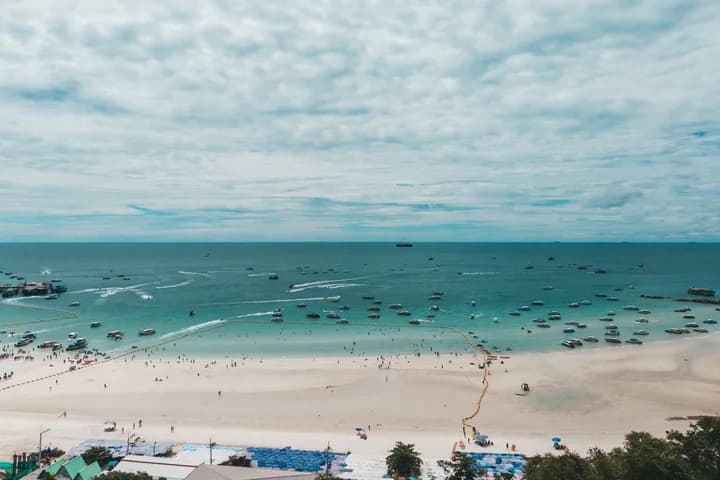 ทิวทัศน์ชายหาดเมืองพัทยา