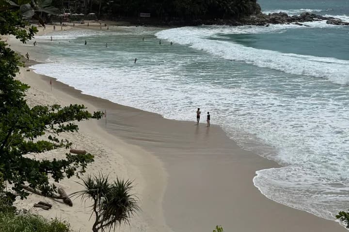 ชายหาดและคลื่นทะเลในจังหวัดภูเก็ต